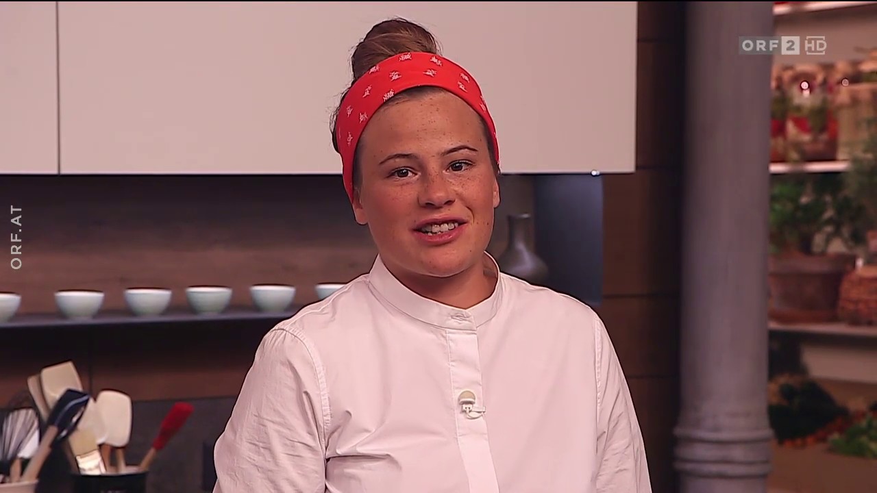 Milena Broger - Süßes in Form einer Tannentarte mit Heidelbeermus