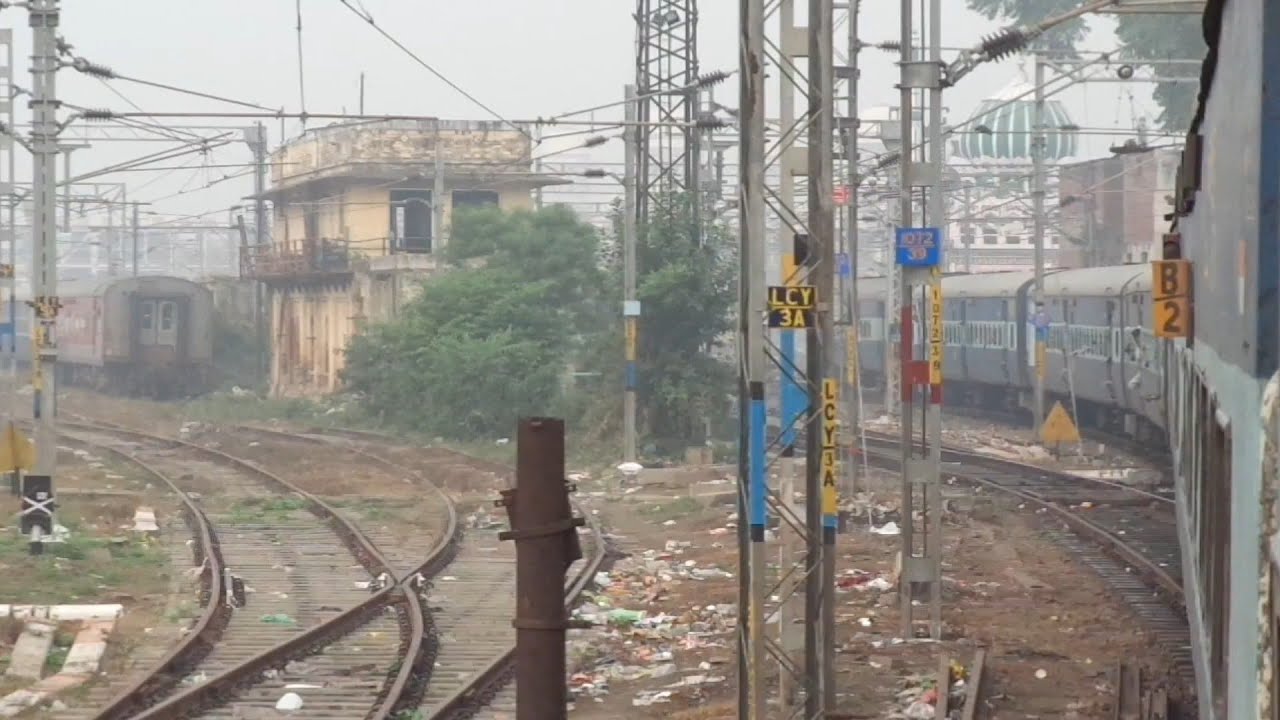 लखनऊ चारबाग़ से निकलकर लखनऊ शहर को पार करते हुए निकली फरक्का एक्सप्रेस।।