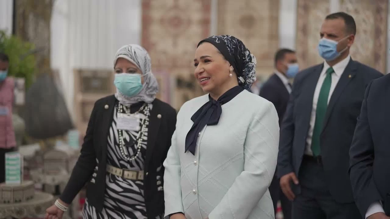 السيدة انتصار السيسي تتفقد مشروعات #حياة_كريمة ومعرض المنتجات الحرفية لأهالي قرية 