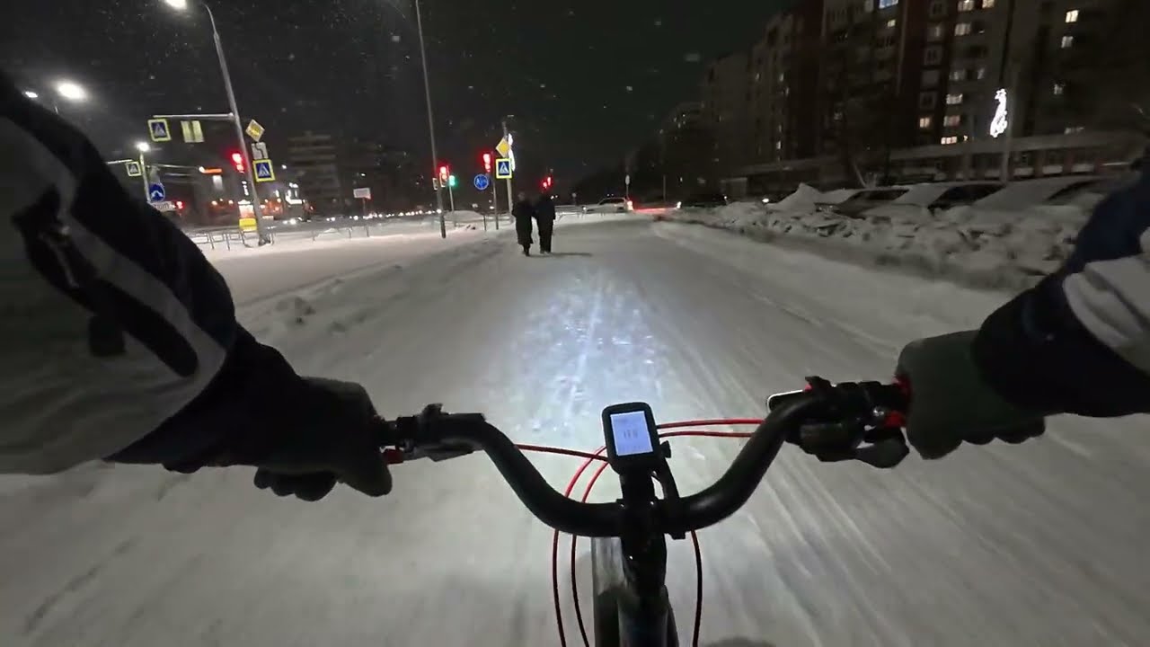 Вечерняя велосипедная поездка по зимнему городу под расслабляющую музыку, молча кручу педали