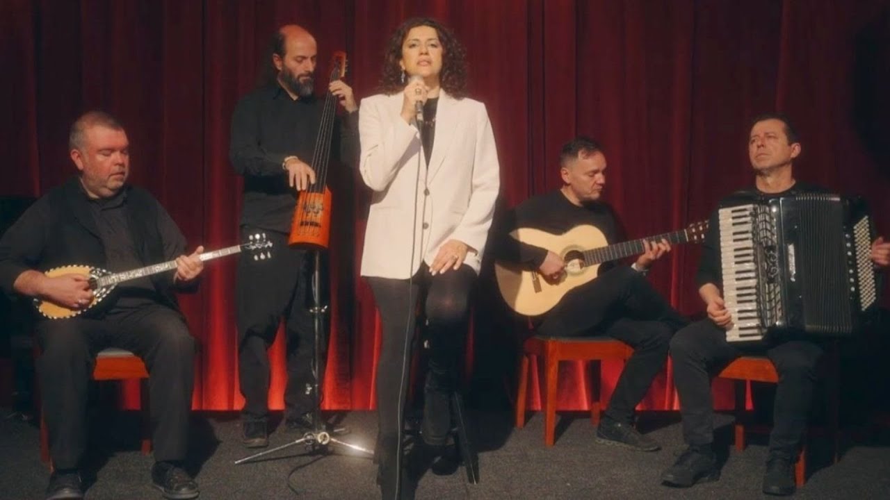 Σοφία Παπάζογλου - Έχω Μια Φωνή | Sofia Papazoglou - Eho Mia Foni (Official Video)