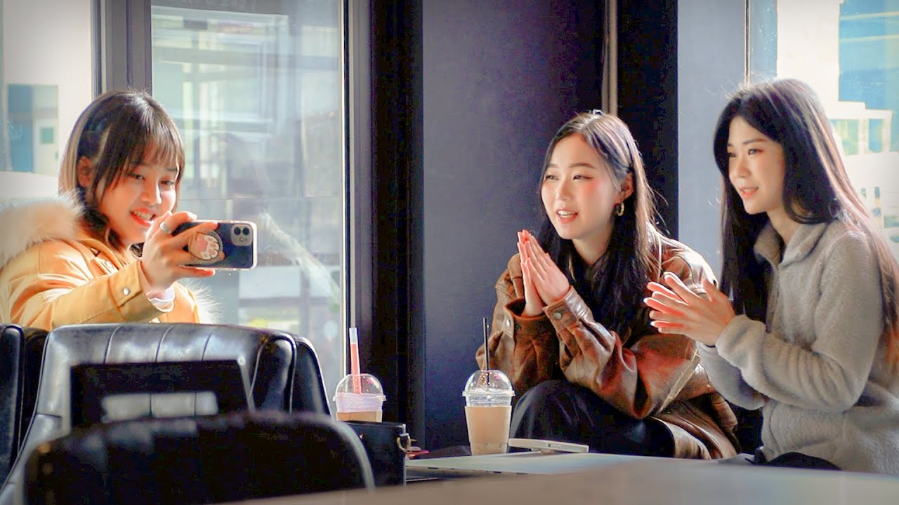 A Girl Asks For Strangers to Pretend Her Friends And Celebrate Her Birthday | Social Experiment