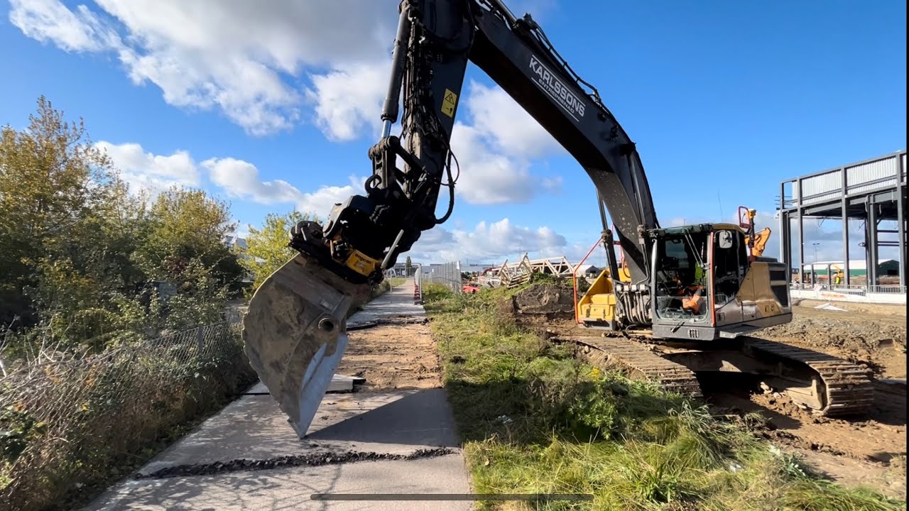 Volvo ec 300el ripping up tarmac and finding some cables in the ground 😯 part 1