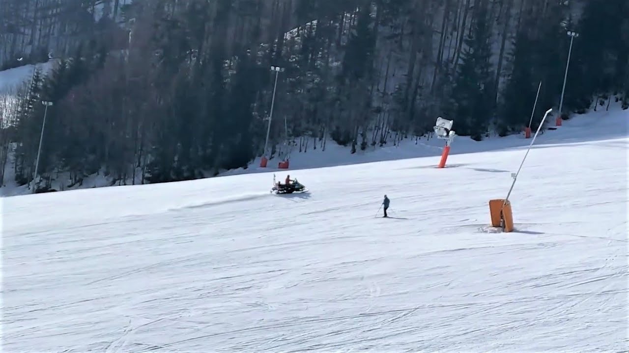 Reševalec na motornih saneh - nujna vožnja na smučišču Kranjska Gora