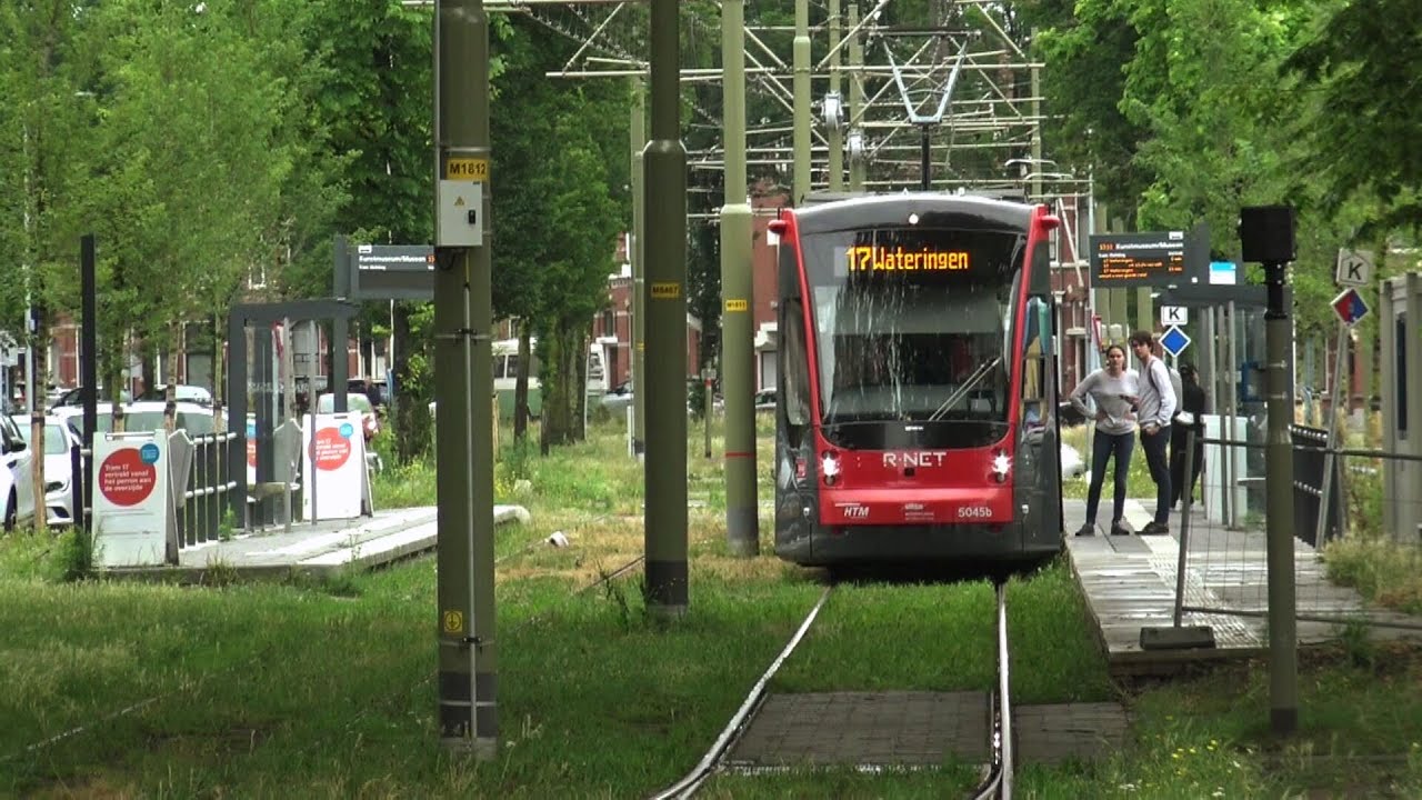 Feestelijke rondritten tijdens opening tram 17