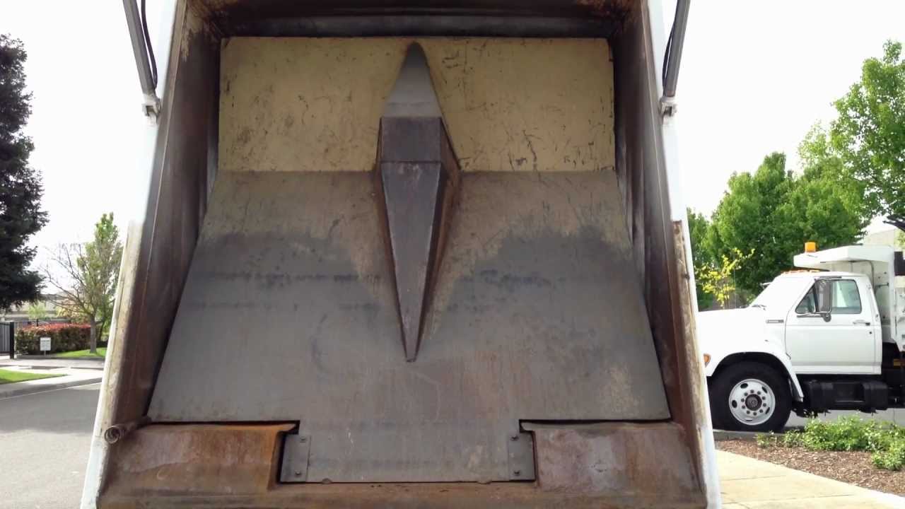 1999 Volvo WXll64 Leach 2RII Rear Loading Packer for sale