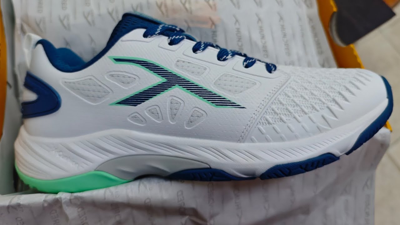 Teaser sepatu badminton Hundred Hypercourt dipakai gloria widjaja untuk tournamen selain raket