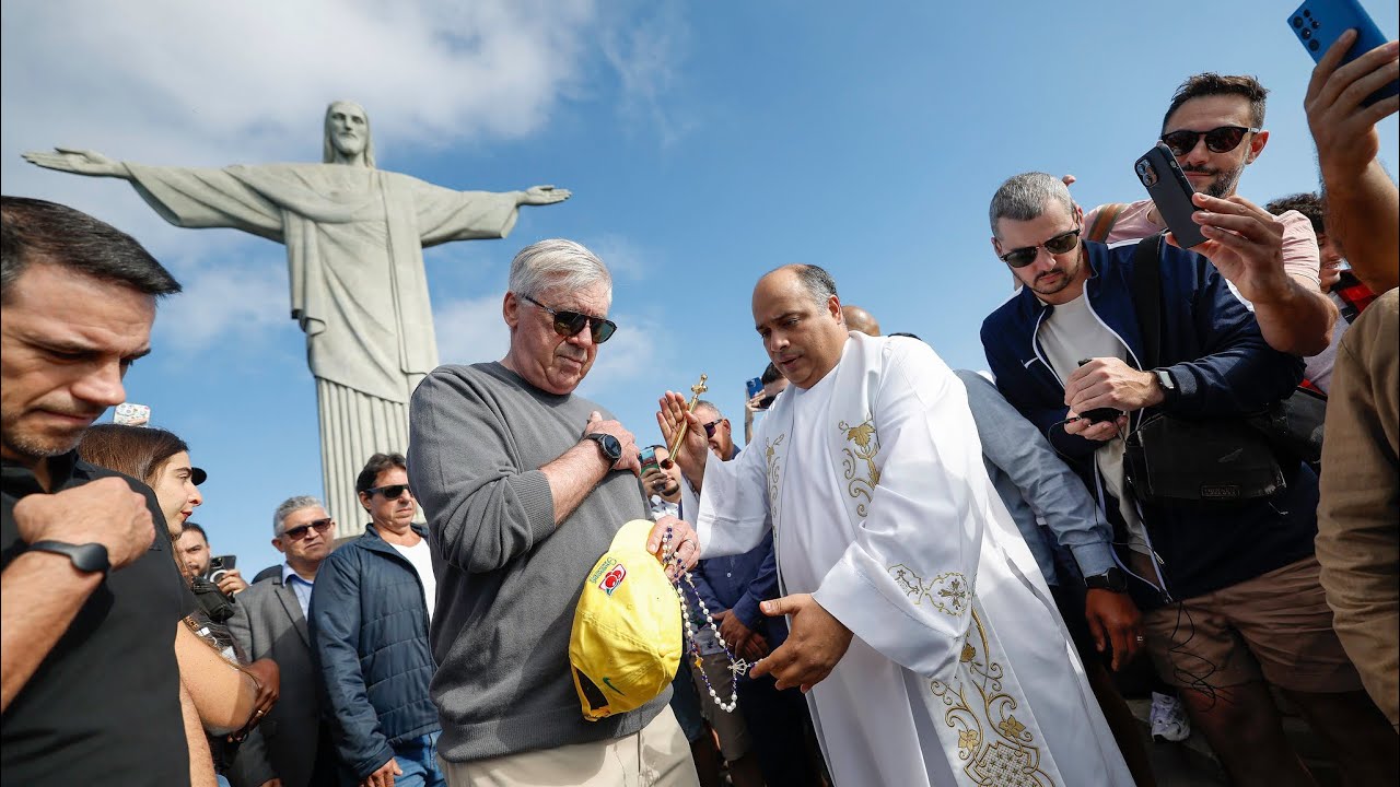 NOVAS IMAGENS: CARLO ANCELOTTI VISITA O CRISTO REDENTOR E É ABENÇOADO PELO PADRE OMAR