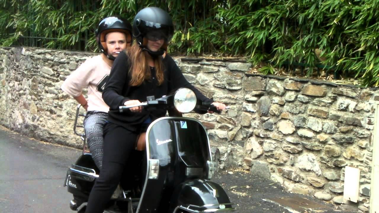 MEGAN EN KEANA OP DE VESPA
