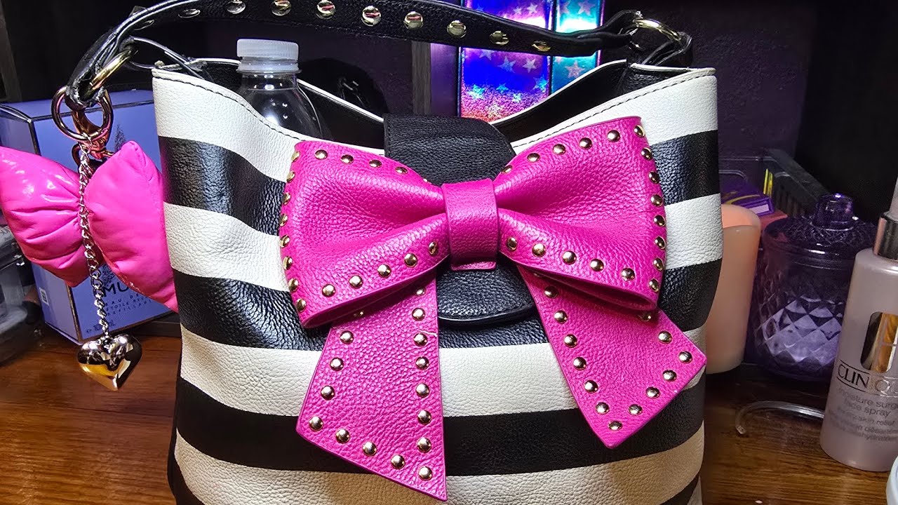 WHAT'S IN MY BAG? 🩷🖤🎀🖤💝 Betsey Johnson with Bows!