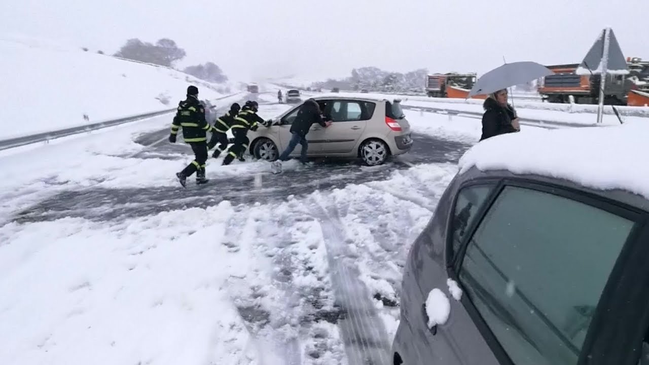 Militärhilfe auf spanischer Autobahn: Die Sache mit den Sommerreifen | DER SPIEGEL