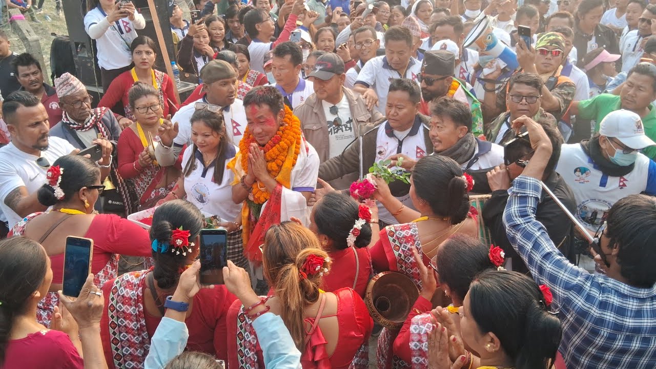 झापा निर्वाचन क्षेत्र नम्बर ४ झिलझिलेमा आमसभामा हर्क साम्पाङद्वारा संवाेधन गर्दै । 