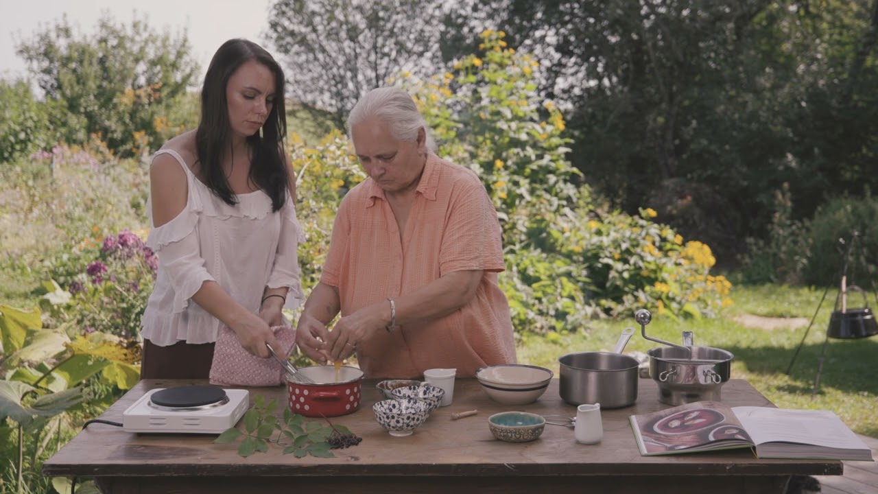 Holundersuppe mit Grie&szlig;kl&ouml;&szlig;chen aus &bdquo;Die Rezepte unseres Lebens &ndash; das Kochbuch der Familie Storl&ldquo;