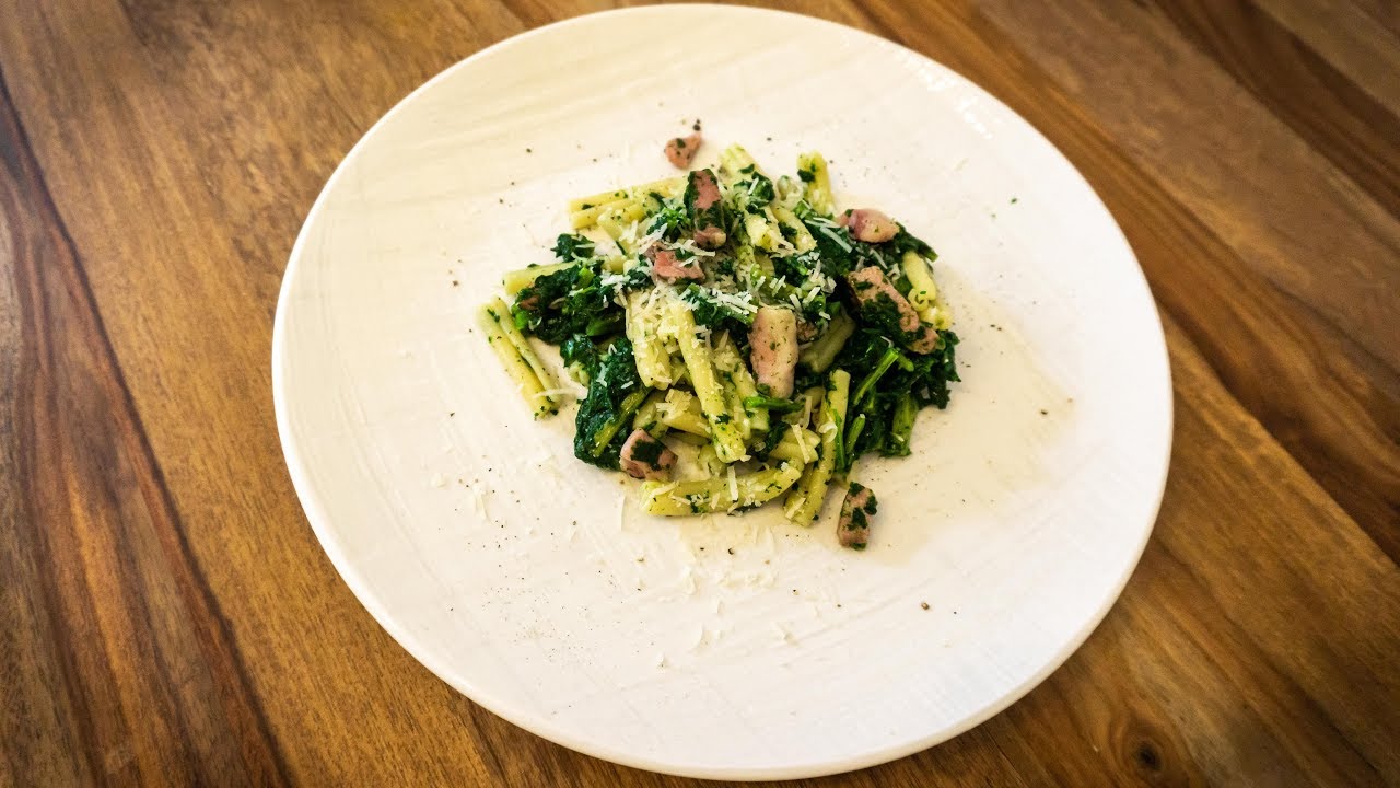 Pasta con il cavolo nero e pancetta