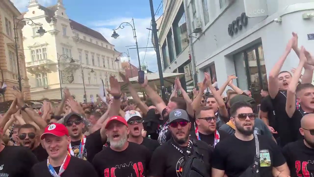 Suporterii U Cluj &icirc;și susțin echipa &icirc;n Centrul Sibiului