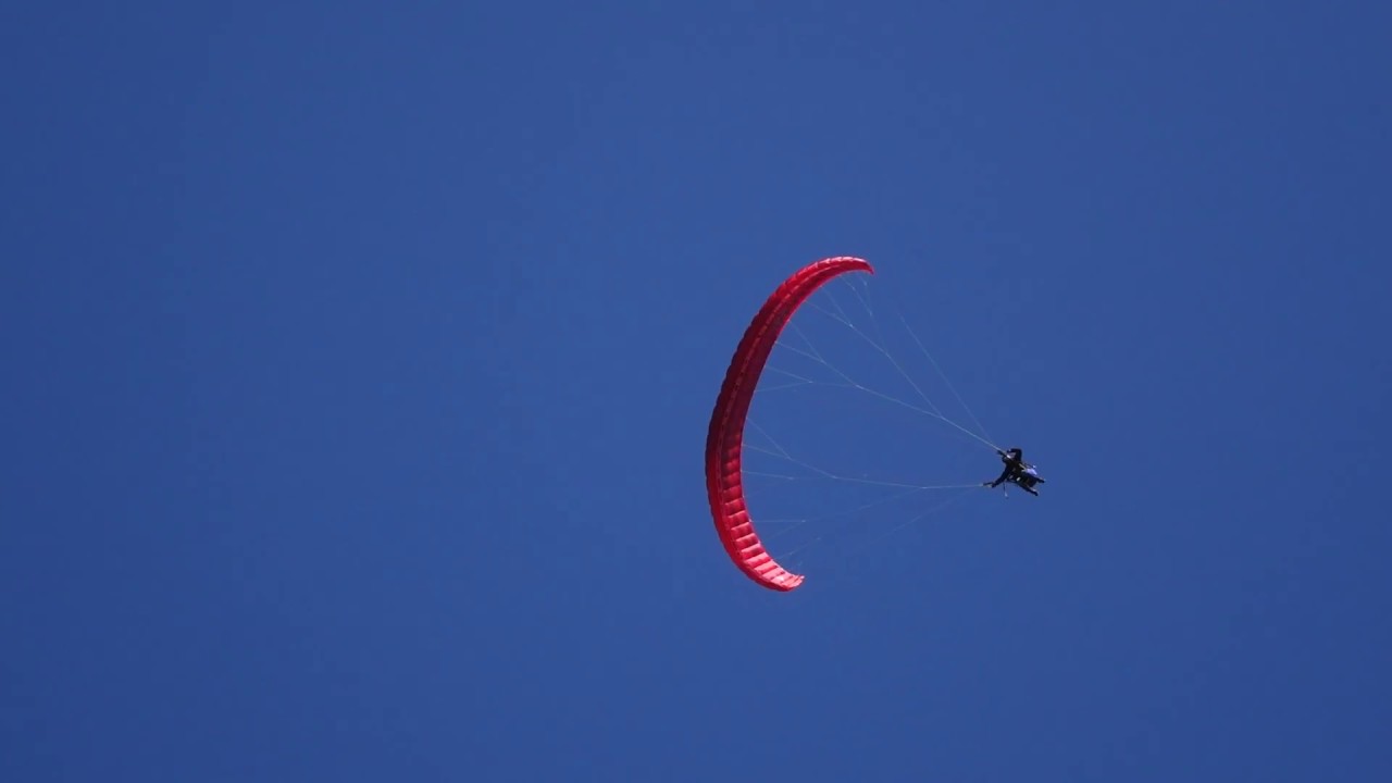 Essie Saadi tries out Karl Emil's brand new Icaro Pica - acrobatic flying