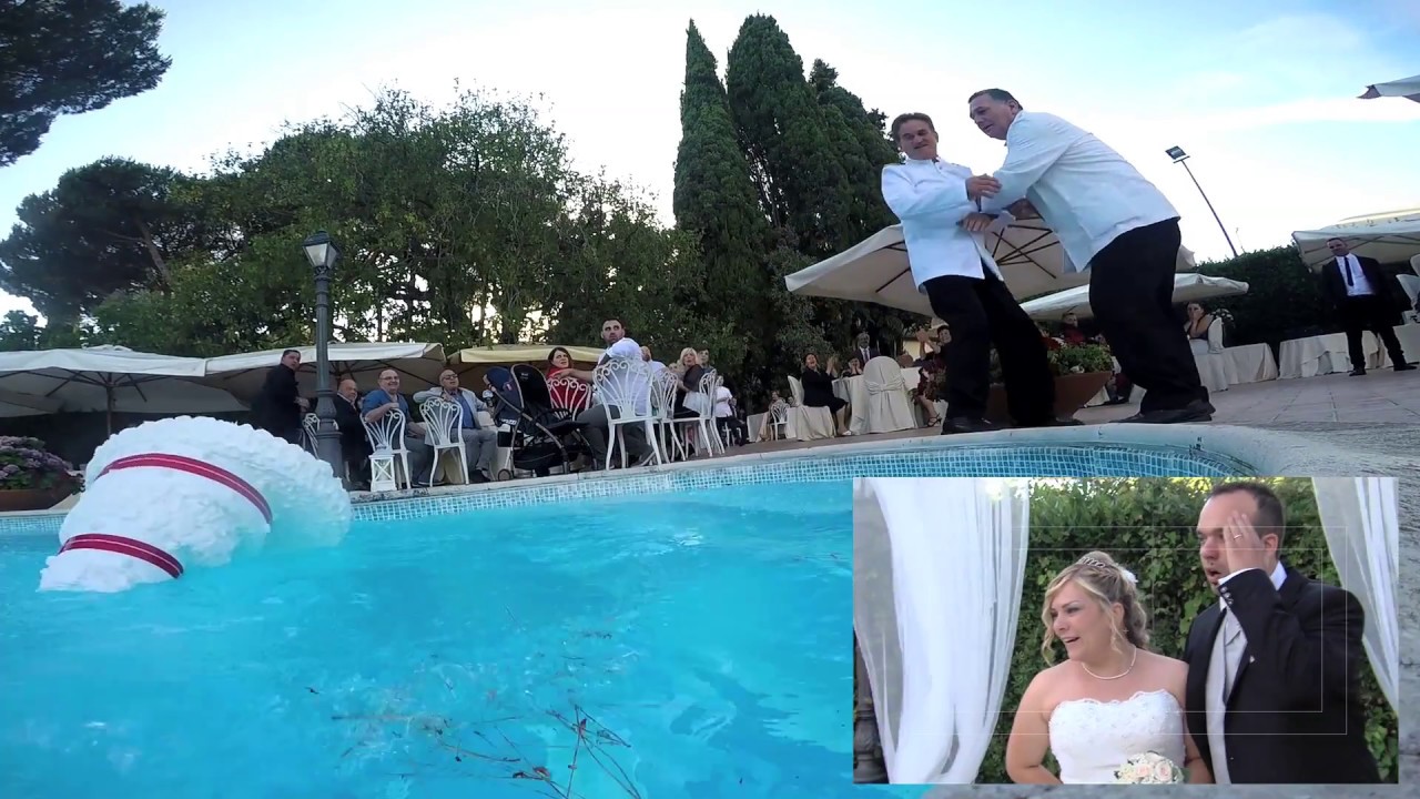 Immagini shock al matrimonio: il cameriere inciampa e la torta finisce in piscina!