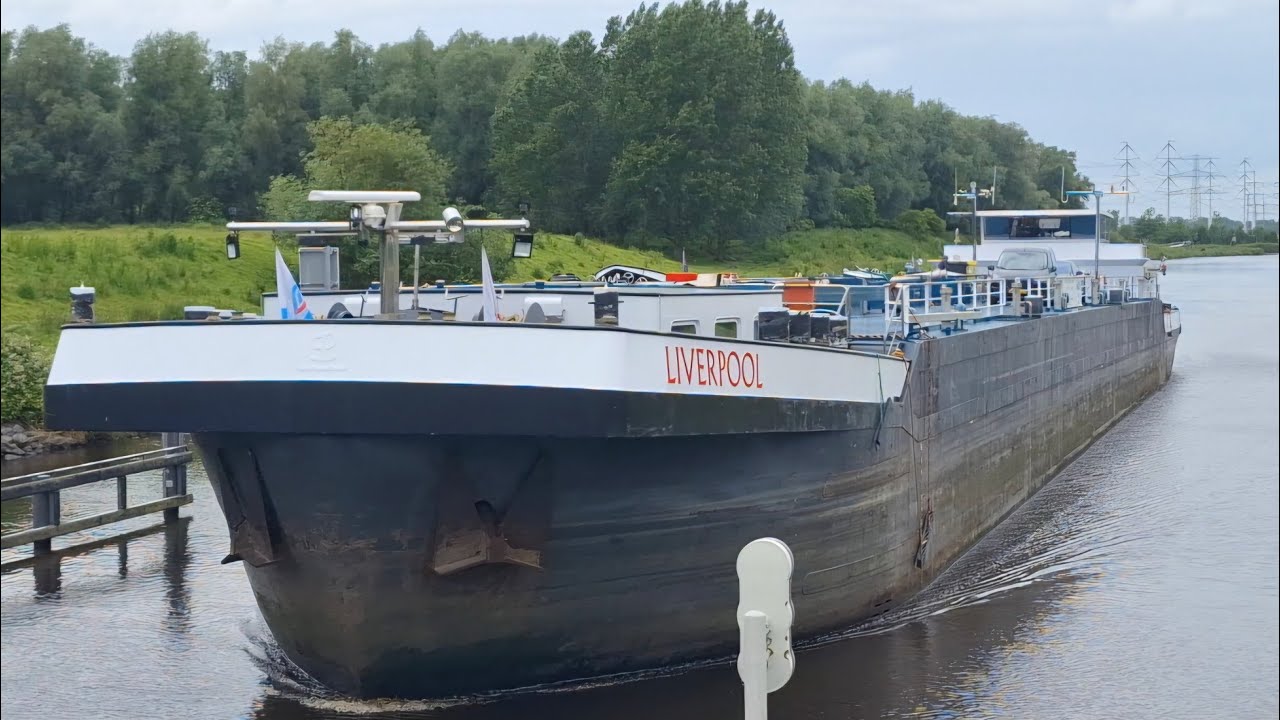 De LIVERPOOL op weg naar de Suikerfabriek om Melasse te laden.