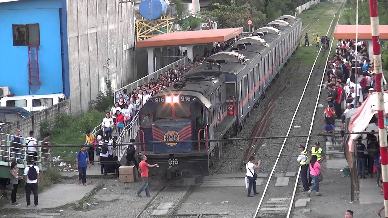 フィリピン国鉄(PNR) 元JR東日本203系　Bicutan駅入線～発車