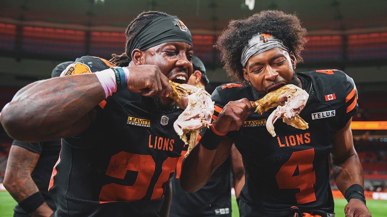 «BC Lions» едят индейку на поле после победы в «Gravy Bowl»