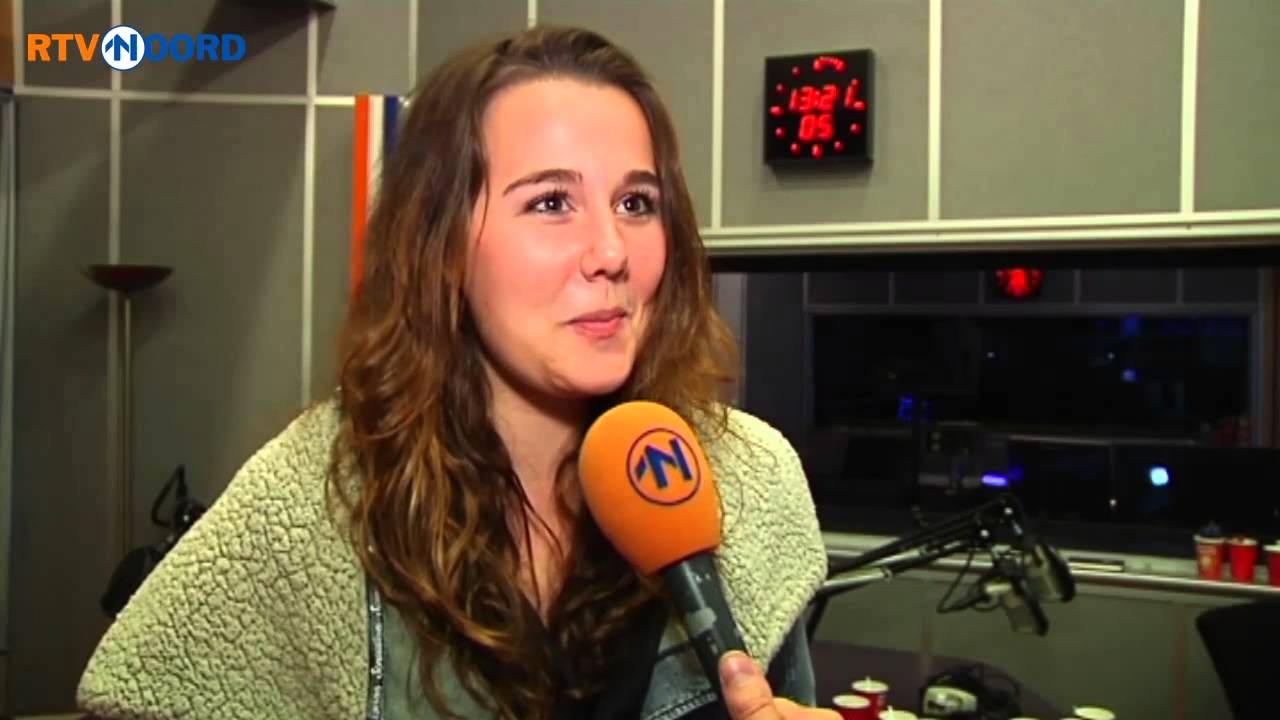 Kira Dekker zingt haar nieuwe single bij Radio Noord - RTV Noord