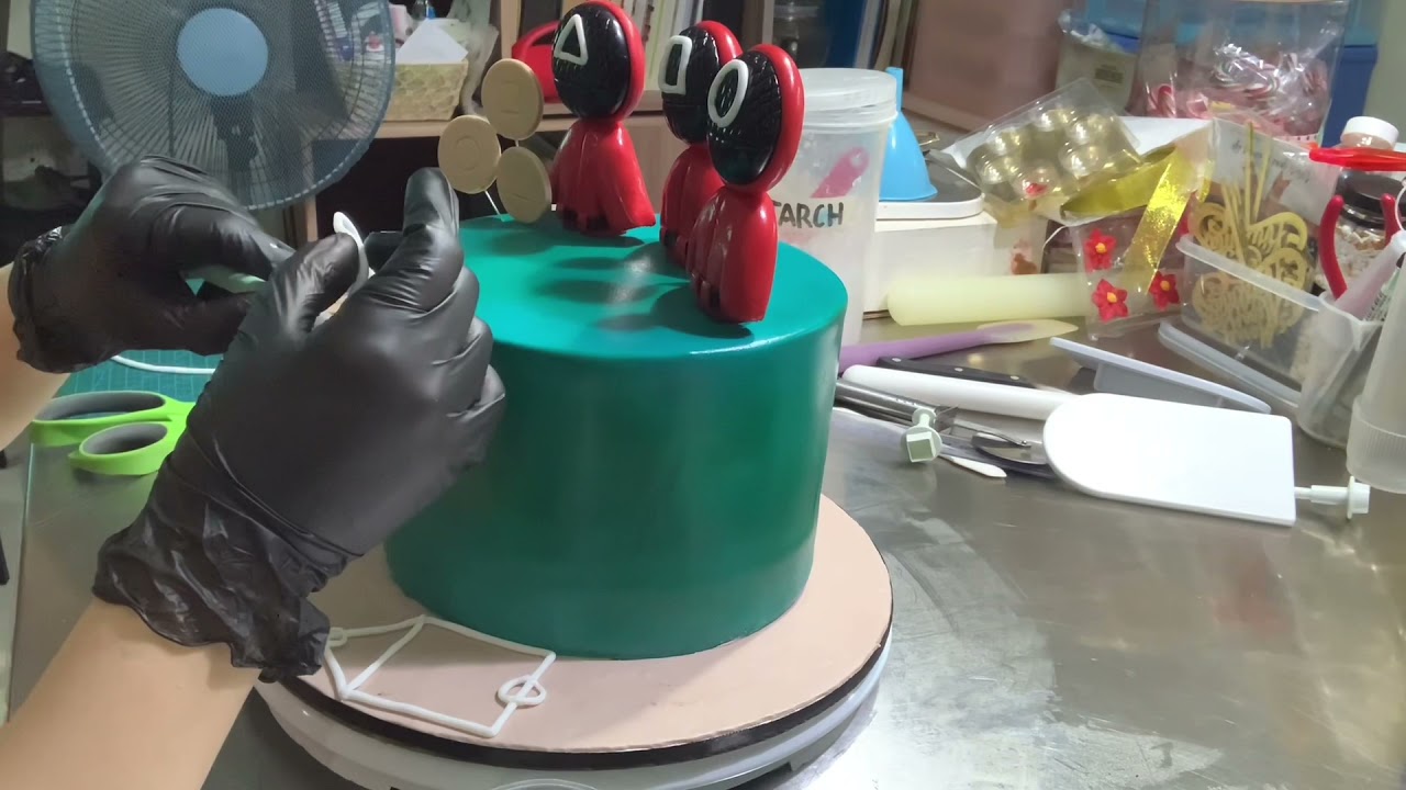 NETFLIX SQUID GAME Cake tutorial. Easy red guard cake topper