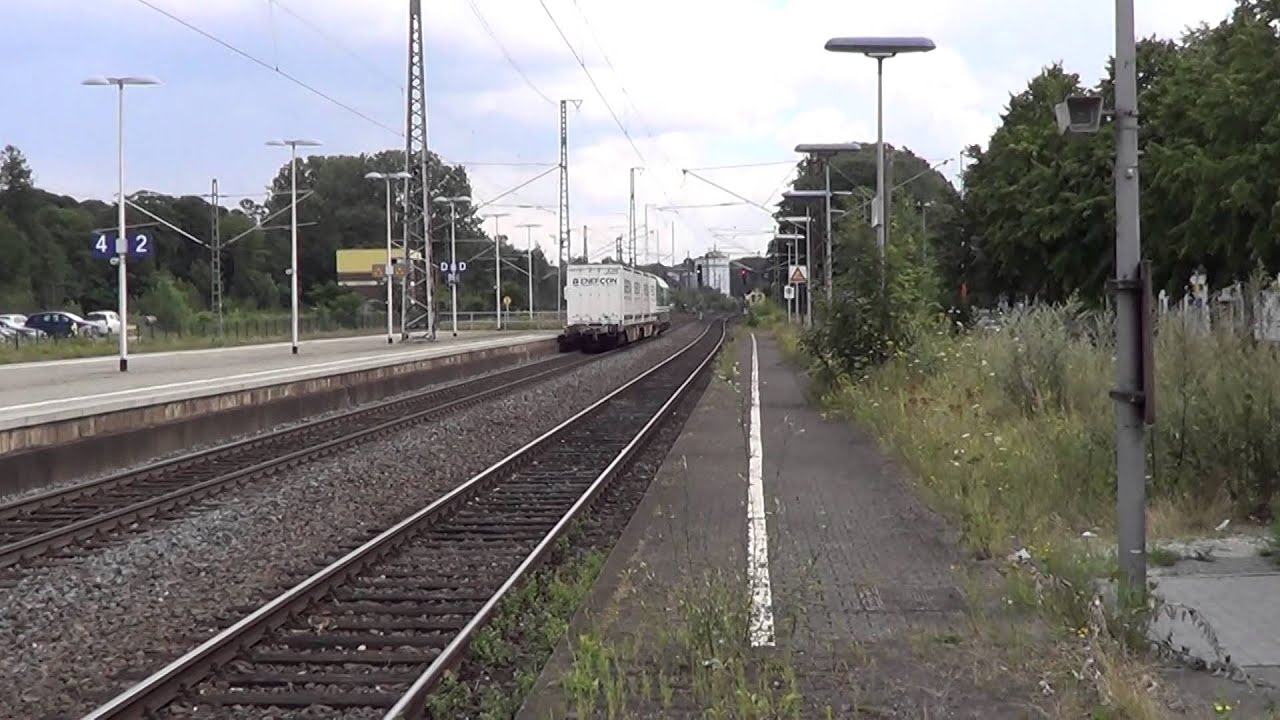 Durchfahrt des Soester Bahnhofs Diesel-lok 223-141 ENERCON mit g&uuml;terzug