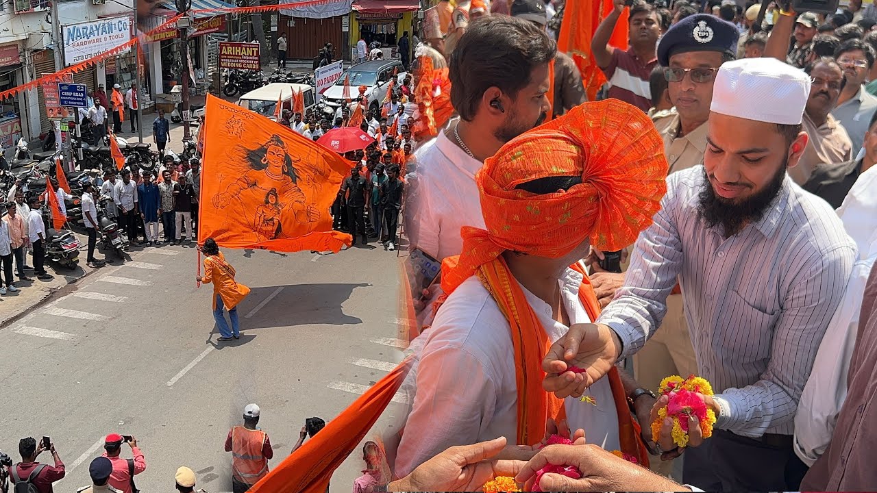 Muslims shower flowers on Hanuman 🚩Hanuman Jayanthi 2025 🚩 Jai Shree Ram #Hyderabad #hanumanjayanthi