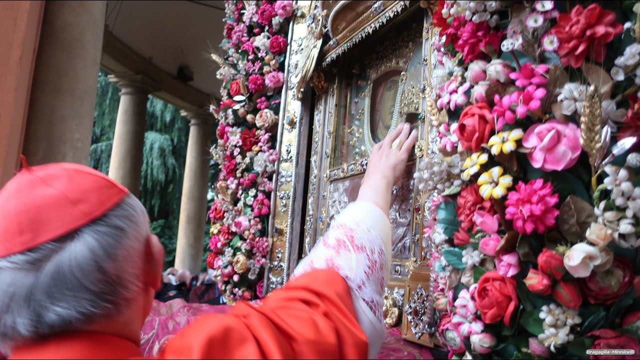 La Madonna ritorna al Colle mentre si prega per la pace