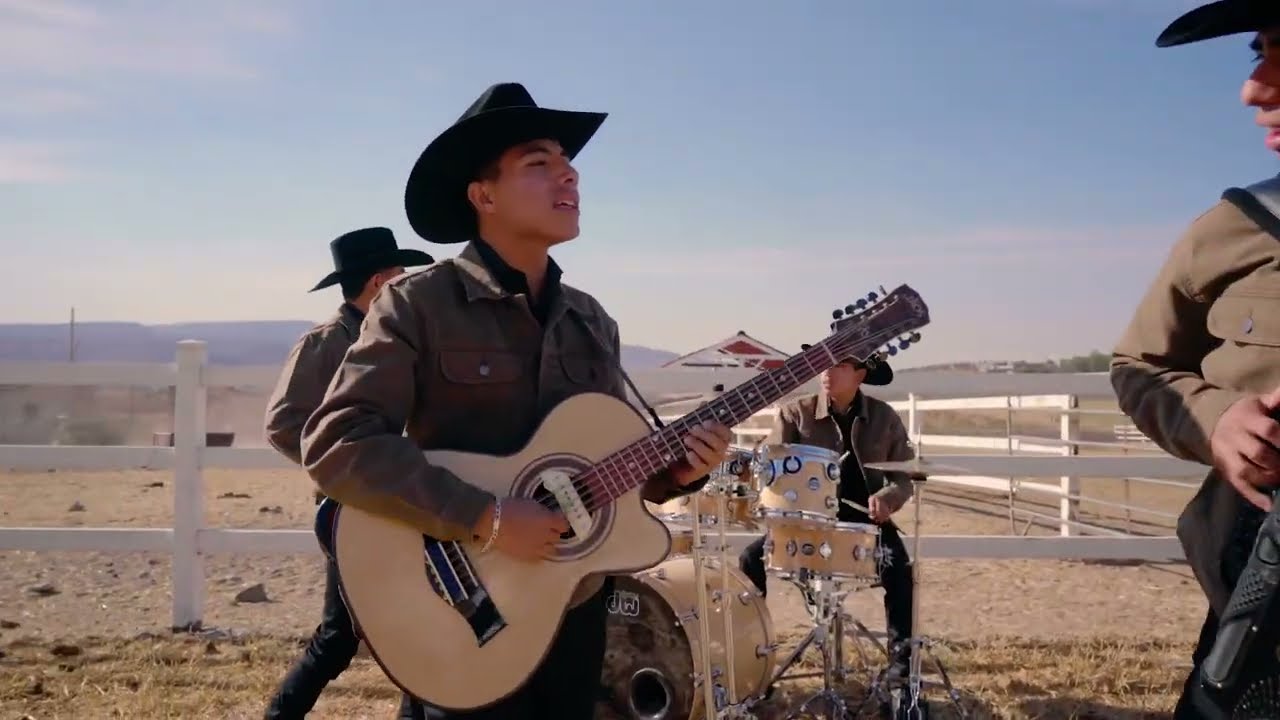 Alegre el Muchacho (Video Oficial) - Los Comandantes