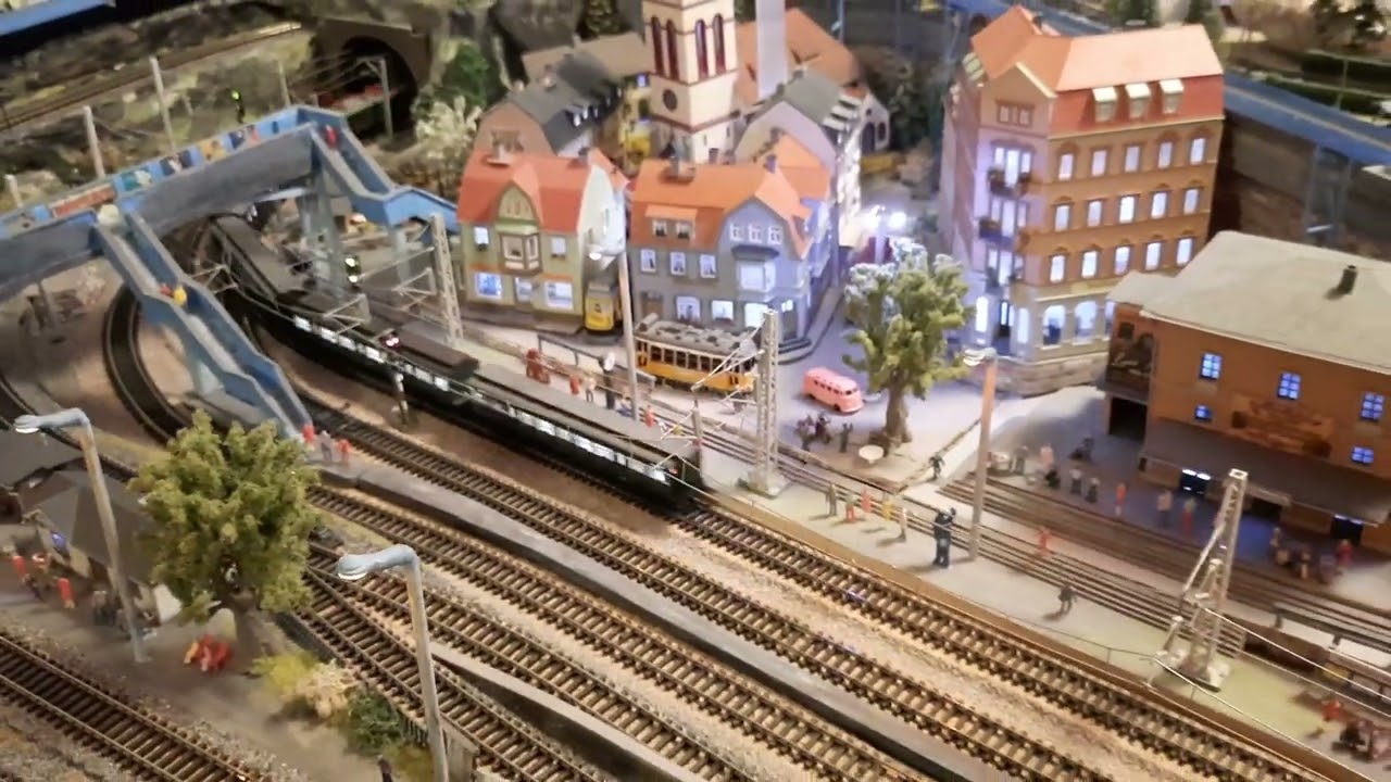 TT-Modellbahnanlage mit Pioniereisenbahn (T Gauge)