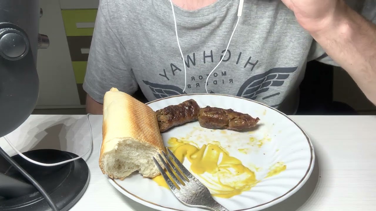 Asmr Comiendo mientras se escucha de fondo lluvia 🌧️ y tormenta ⛈️