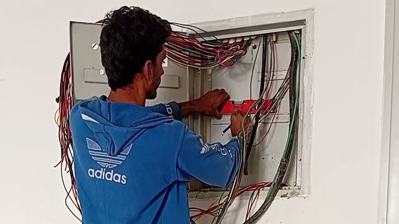 How to Fit a Circuit Breaker (MCB RCBO) to a Busbar. Wylex No Miss Busbar Connection & Quick Release