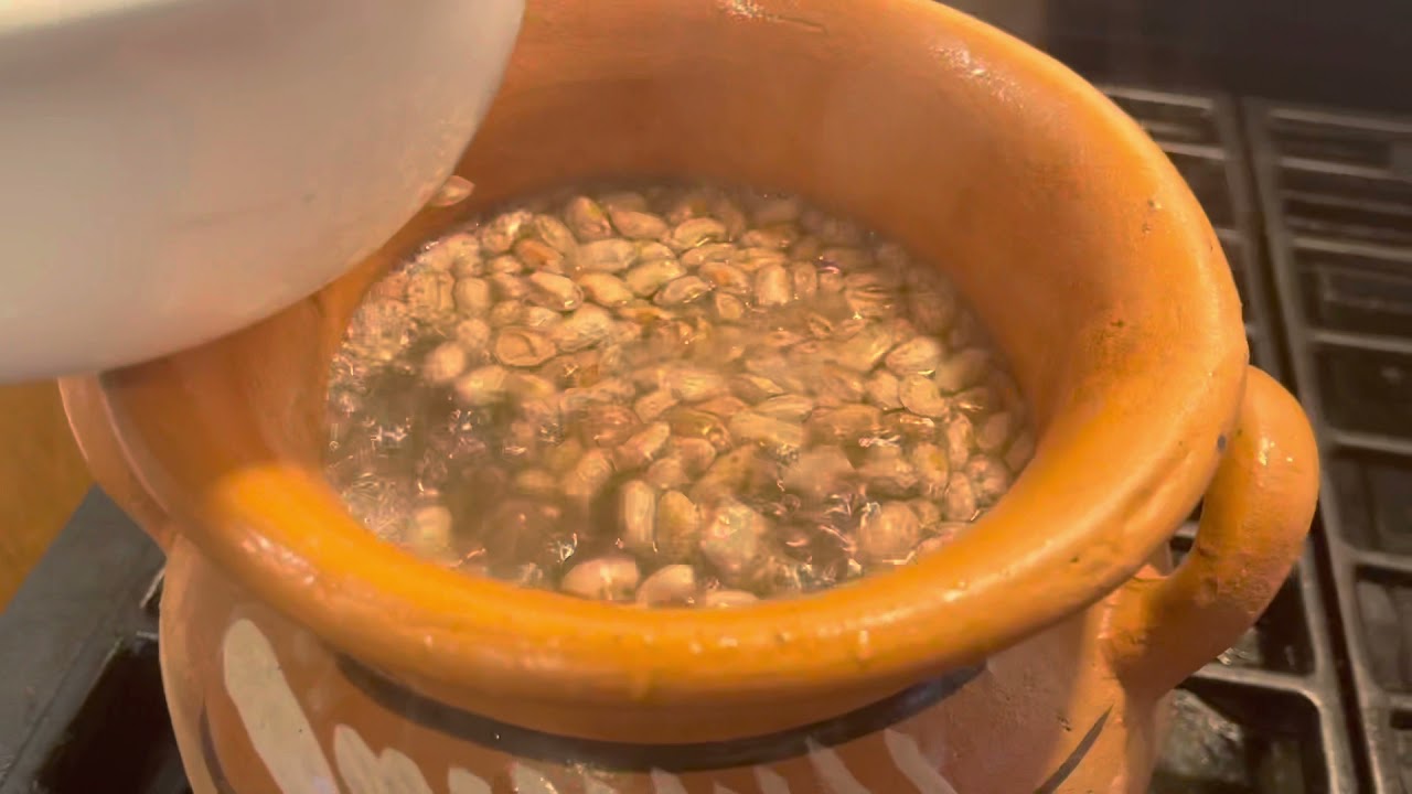 Cosinando Frijoles en Olla de Barro