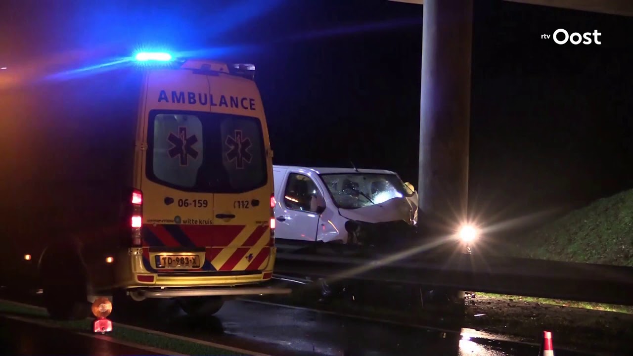 Bus botst op N332 op brugpijler na minutenlang op de verkeerde wegheflt