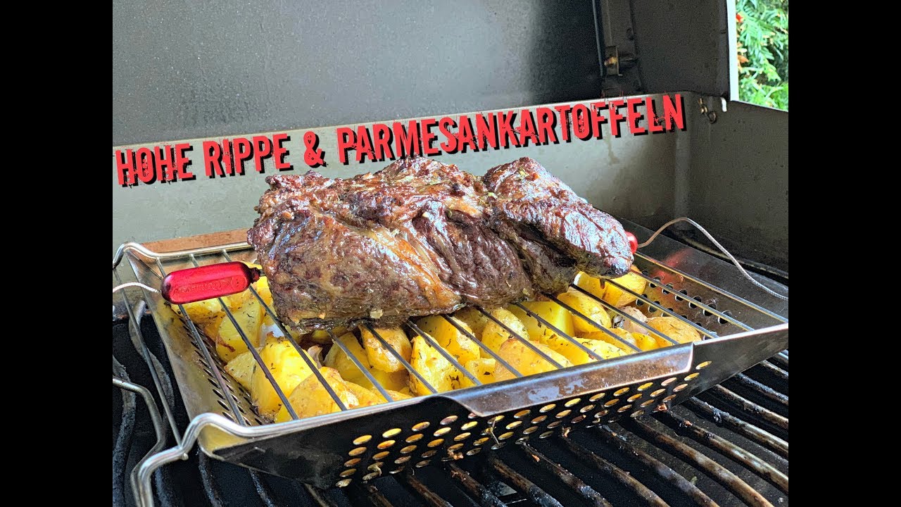 Hohe Rippe mit Knoblauch-Kräuter-Kruste & Parmesankartoffeln - All in One