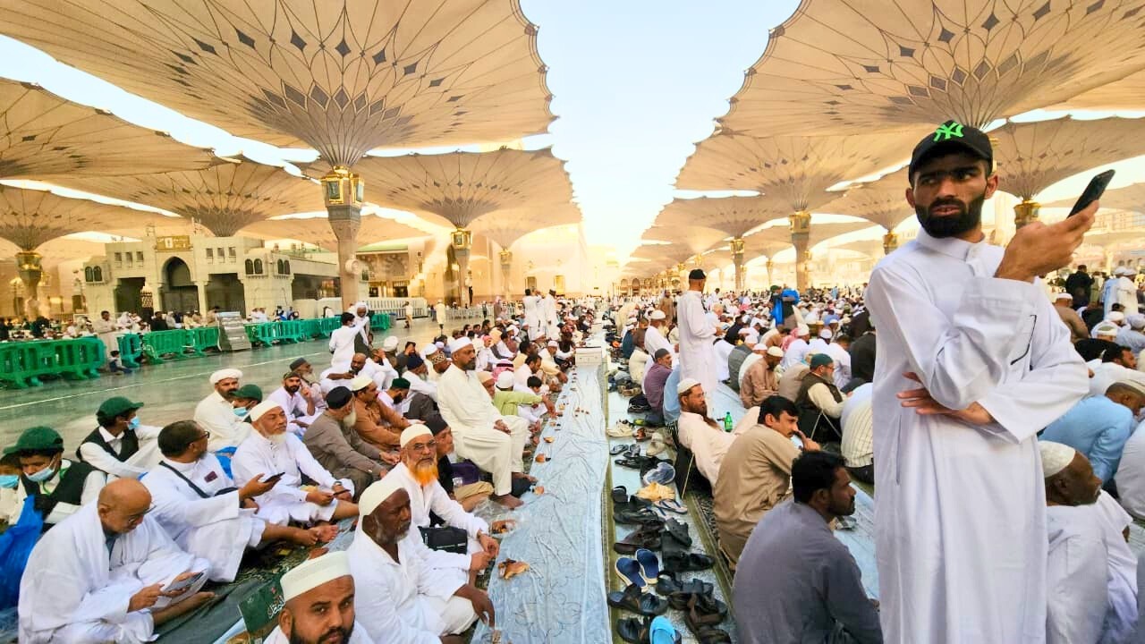 TODAY At Masjid Nabawi Madinah: 24th Ramadan Iftar, Maghrib, Itikaf, Food, LIVE Last 10 Days 4K