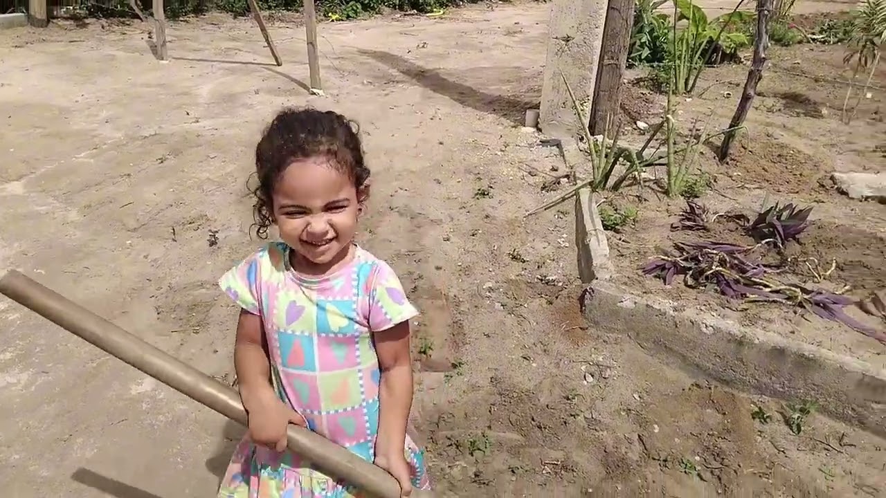 Fazendo o plantio das plantas na frente do sítio