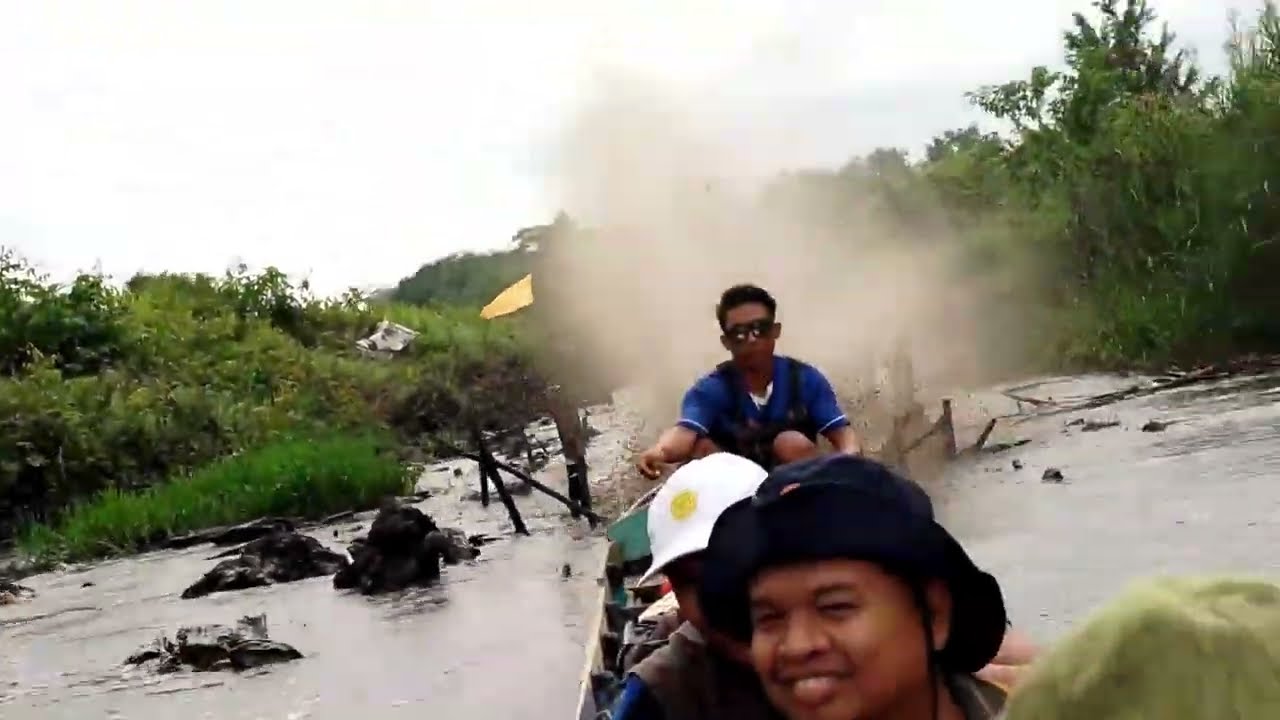 Menegangkan Berkelotok di Sungai Kecil dan Dangkal