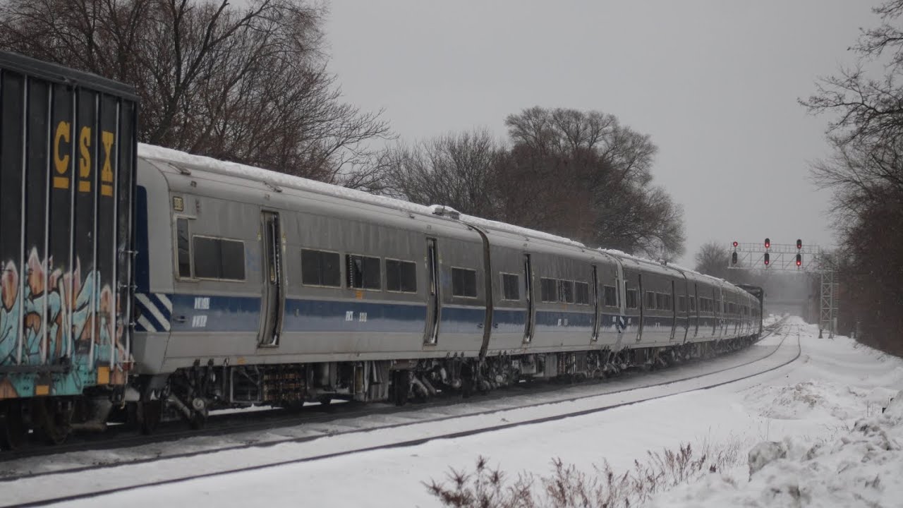 CSX M561 heads west with 8 Metro North M3 cars for scrapping