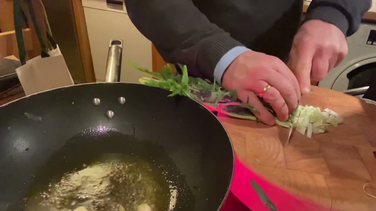 Puntarelle (Catalogno Cicorie cimata oder Vulkanspargel) mit Mozzarella di Bufala DOP