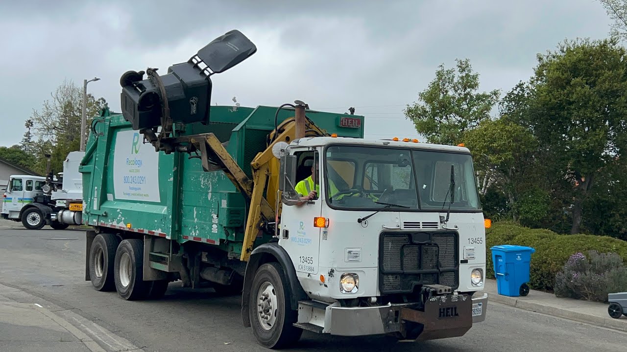 Lid flipping Autocar WX64 Heil 7000 garbage truck on trash - Recology Sonoma Marin