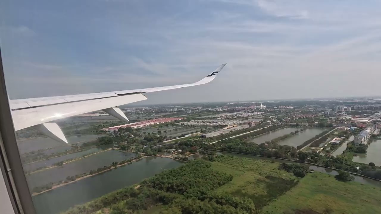 Finnair lento AY143  saapuu Helsingistä Bangkokin kentälle