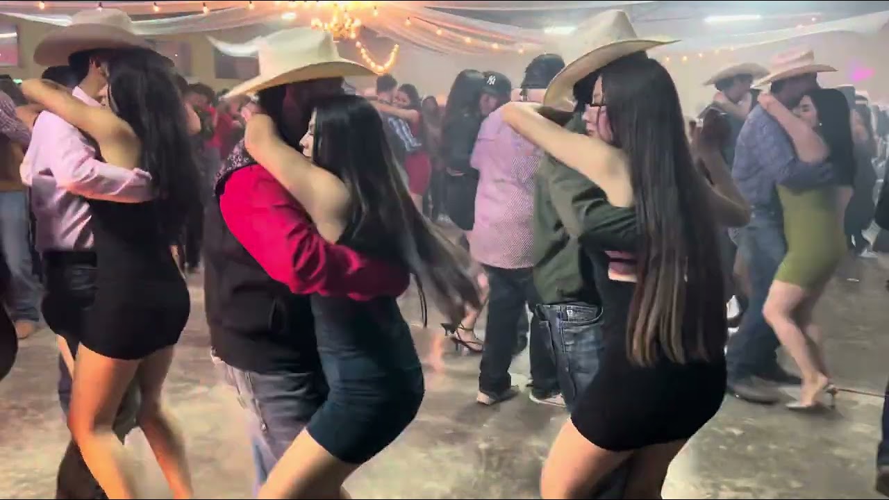 Muy buen baile aya por la Joya Satevó con los Villalobos un bonito popurrí