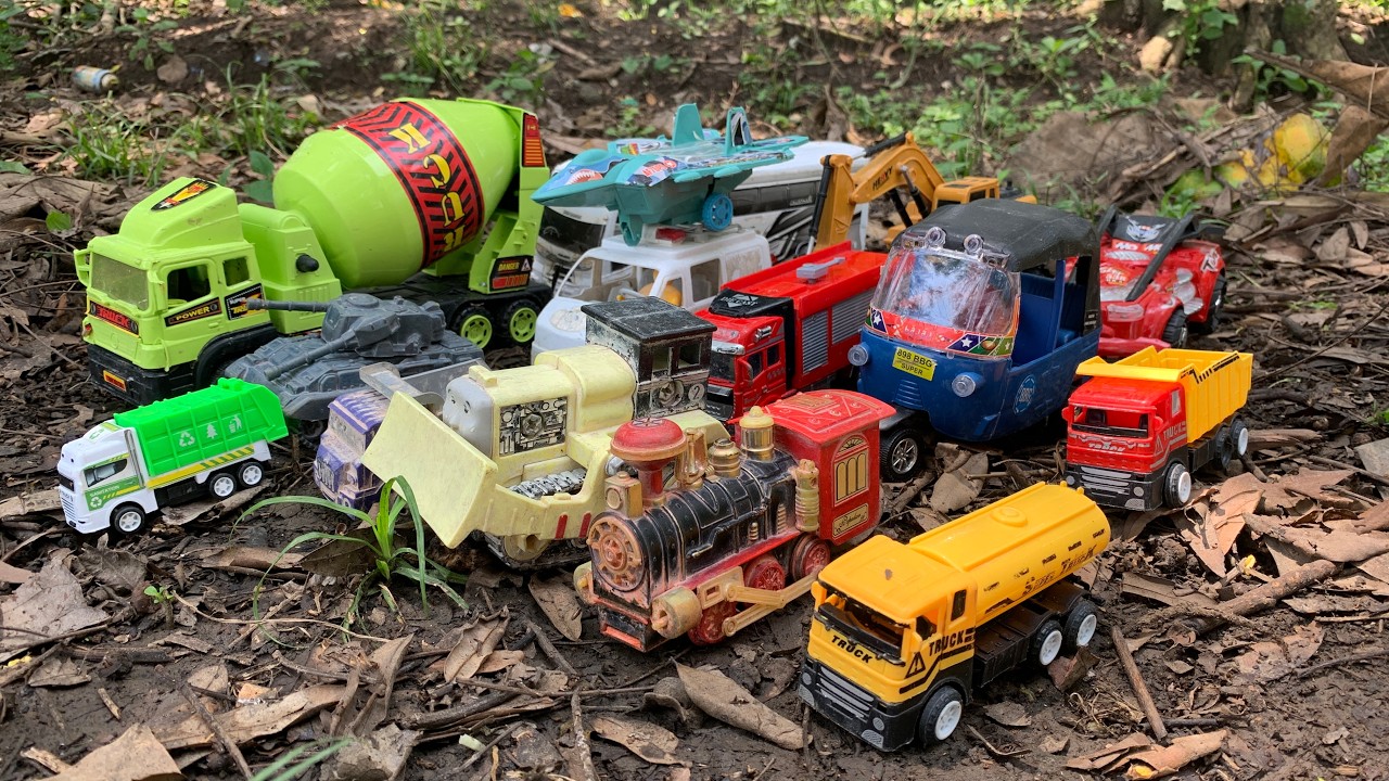 Mencari mainan mobil mobilan di kebun! menemukan bajaj, truk molen, excavator, kereta & truk pasir