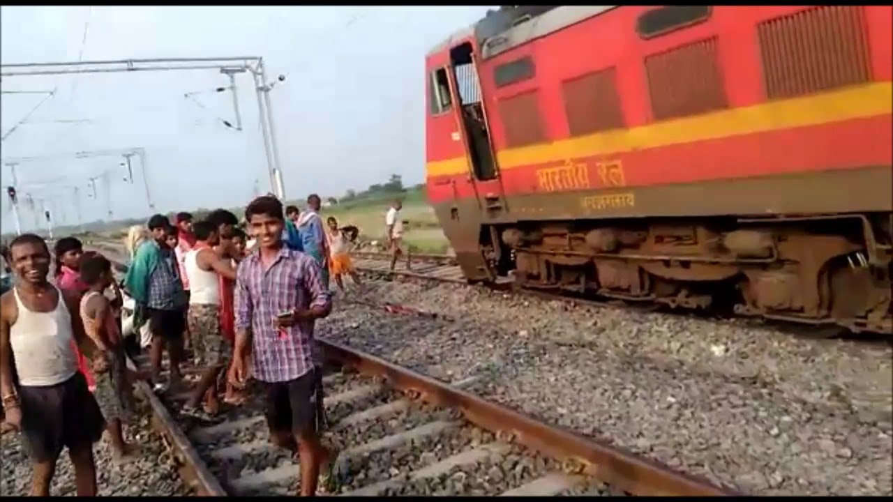 धमारा घाट रेलवे स्टेशन पर पटरी धंसी, दुर्घटनाग्रस्त होने से बची जनहित एक्सप्रेस