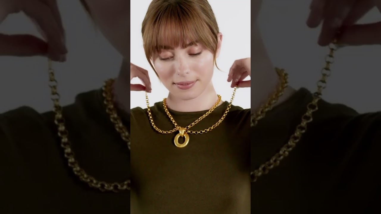 Why choose one look when you can have two? ✨ #jewelry #fashion #goldjewelry #julievos