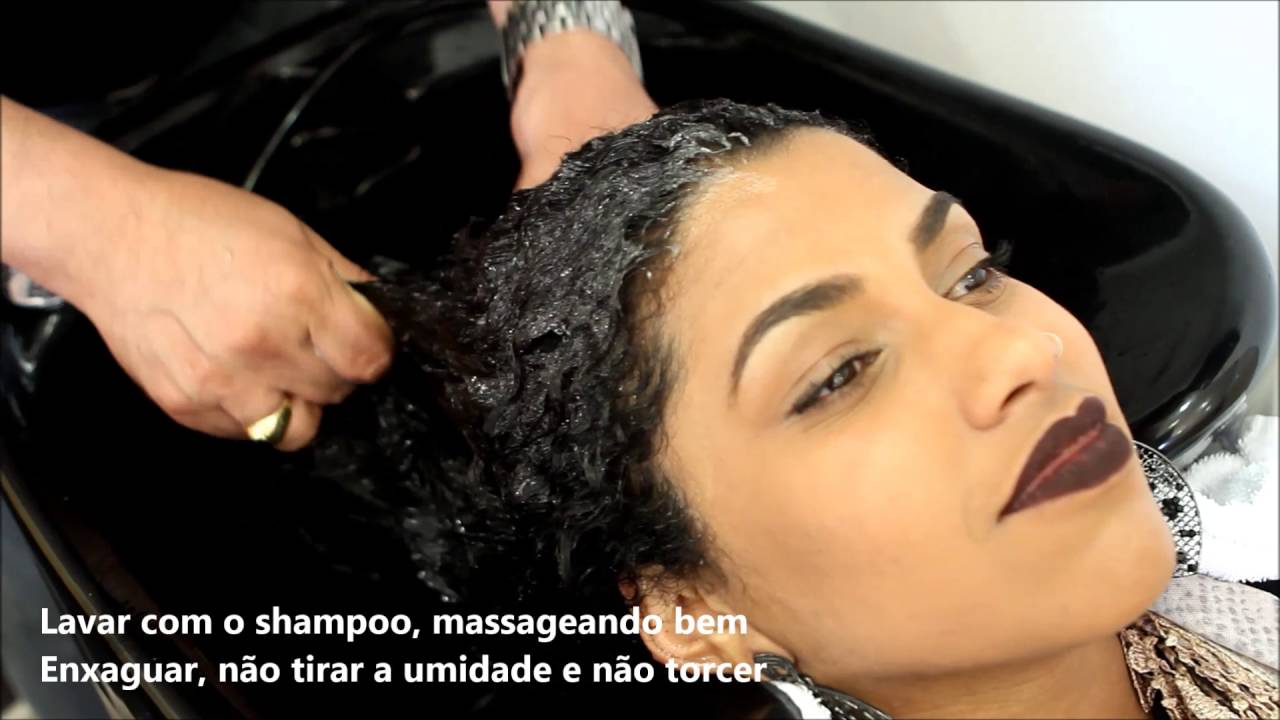 Aprenda a deixar seus cachos lindos e hidratados