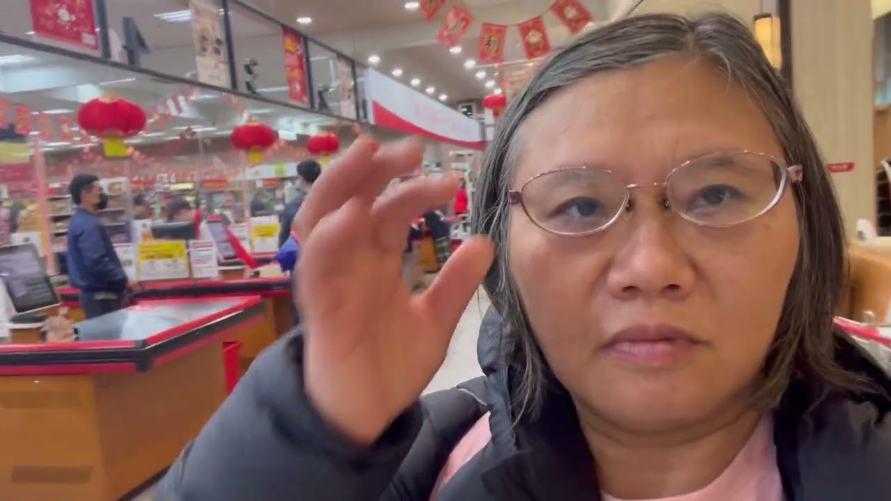 今天是2月13日，禮拜五。下午五點過鐘，我跟小孩一起來大全聯買年菜，我們買了雞肉、豬蹄膀、佛跳牆……我們今天買了4800多台幣，是小孩付的錢，感恩小孩。我們的晚餐，我吃了壽司，草莓。