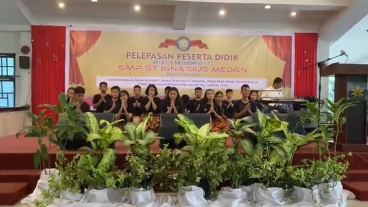 Penampilan tari Kreasi kelas 94 dalam acara Pelepasan Peserta Didik SMP ST Ignasius Medan